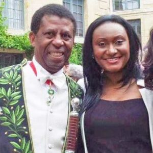 Fabienne Colas Instagram - #BoucheBée: Devinez ce que Dany Laferrière m'a écrit à la suite de l'annonce du doctorat honorifique que je recevrai le 6 juin 2024 de la Faculté des beaux-arts de @concordiauniversity! Je vous le partage ici, avec son autorisation:

***

Chère Fabienne,
Docteur Colas,
Je suis si heureux de te savoir dans la toge du plus haut grade universitaire, celui de doctorat honoris causa.
Je te félicite respectueusement pour le chemin accompli, et cela sans piétiner les plates-bandes de personne, ni humilier quiconque. Cette distinction, tu la dois à ton travail inlassable (pour le cinéma et contre le racisme), et à cette humanité que tu as fait preuve durant tout le processus. 
Poursuis ta route, petite fille d’Haïti, c’est tout ce qu’on te demande de faire durant ces temps si difficiles. Ne perds pas ton énergie ailleurs que sur tes projets qui font du bien à tant de monde déjà. 
Je t’embrasse fièrement ma sœur…
Ton vieux frère 
Dany (Laferrière)

***

Je suis bouche bée devant tant de générosité... Cela m'encourage à ne pas baisser les bras.

Vous conviendrez avec moi que Dany Laferrière, écrivain et membre de l'Académie française, est un maître des mots et de leur agencement. Il vient de fêter ses 70 ans. L’Académie française est bien chanceuse d’avoir Laferrière sur ce mythique fauteuil #2 qui a vu passer, entre autres, Montesquieu en 1728, Alexandre Dumas en 1874 et Victor Hugo en 1841.

Tellement privilégiée de l'avoir comme ami loyal, conseiller, mentor, et surtout comme mon idole. Comme on dit au Québec: Je l'aime d'amour!!! Merci Dany.

Quant à vous, merci de vos bons mots, sur toutes les plateformes, qui m'ont propulsée! J'ai été inondée d'amour de toutes parts. Ce doctorat honorifique c'est grâce à votre appui indéfectible depuis toujours. 

Onè saa se pou Ayiti li ye tou!!!
___

Photos prises au @FestivalHaitiEnFolie dont la 18e édition se tiendra du 24 au 28 juillet 2024. Www.HaitiEnFolie.com #HEF24 

La dernière photo a été prise de mon Blackberry de l'époque à l'Académie française quand Dany fut intronisé Académicien.