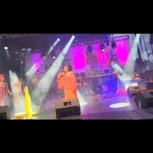 Fabienne Colas Instagram - Malgré la pluie, le public est resté pour @emelinemichelmusic au 17e @festivalhaitienfolie Montreal. Seule une reine peut faire ça!!! Merci #Montreal