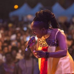 Fabienne Colas Instagram - #EnClotureCeSoir: Elle, c'est notre Emeline Michel, la reine de la chanson créole. Ces belles images ont ete prises lors de sa venue au Festival Haiti En Folie avant la pandémie. 

Nous sommes honorés de l'accueillir de nouveau ce dimanche 30 juillet 2023 en clôture du Festival à 7pm.

#Montreal, Rendez-vous au Parc Lafontaine!!!

Spectacle TD. Créé par la Fondation Fabienne Colas Foundation