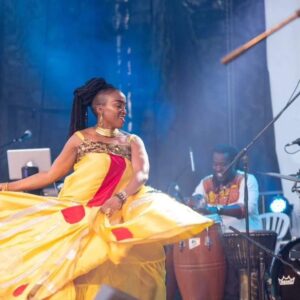 Fabienne Colas Instagram - #EnClotureCeSoir: Elle, c'est notre Emeline Michel, la reine de la chanson créole. Ces belles images ont ete prises lors de sa venue au Festival Haiti En Folie avant la pandémie. 

Nous sommes honorés de l'accueillir de nouveau ce dimanche 30 juillet 2023 en clôture du Festival à 7pm.

#Montreal, Rendez-vous au Parc Lafontaine!!!

Spectacle TD. Créé par la Fondation Fabienne Colas Foundation
