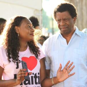 Fabienne Colas Instagram - #BoucheBée: Devinez ce que Dany Laferrière m'a écrit à la suite de l'annonce du doctorat honorifique que je recevrai le 6 juin 2024 de la Faculté des beaux-arts de @concordiauniversity! Je vous le partage ici, avec son autorisation:

***

Chère Fabienne,
Docteur Colas,
Je suis si heureux de te savoir dans la toge du plus haut grade universitaire, celui de doctorat honoris causa.
Je te félicite respectueusement pour le chemin accompli, et cela sans piétiner les plates-bandes de personne, ni humilier quiconque. Cette distinction, tu la dois à ton travail inlassable (pour le cinéma et contre le racisme), et à cette humanité que tu as fait preuve durant tout le processus. 
Poursuis ta route, petite fille d’Haïti, c’est tout ce qu’on te demande de faire durant ces temps si difficiles. Ne perds pas ton énergie ailleurs que sur tes projets qui font du bien à tant de monde déjà. 
Je t’embrasse fièrement ma sœur…
Ton vieux frère 
Dany (Laferrière)

***

Je suis bouche bée devant tant de générosité... Cela m'encourage à ne pas baisser les bras.

Vous conviendrez avec moi que Dany Laferrière, écrivain et membre de l'Académie française, est un maître des mots et de leur agencement. Il vient de fêter ses 70 ans. L’Académie française est bien chanceuse d’avoir Laferrière sur ce mythique fauteuil #2 qui a vu passer, entre autres, Montesquieu en 1728, Alexandre Dumas en 1874 et Victor Hugo en 1841.

Tellement privilégiée de l'avoir comme ami loyal, conseiller, mentor, et surtout comme mon idole. Comme on dit au Québec: Je l'aime d'amour!!! Merci Dany.

Quant à vous, merci de vos bons mots, sur toutes les plateformes, qui m'ont propulsée! J'ai été inondée d'amour de toutes parts. Ce doctorat honorifique c'est grâce à votre appui indéfectible depuis toujours. 

Onè saa se pou Ayiti li ye tou!!!
___

Photos prises au @FestivalHaitiEnFolie dont la 18e édition se tiendra du 24 au 28 juillet 2024. Www.HaitiEnFolie.com #HEF24 

La dernière photo a été prise de mon Blackberry de l'époque à l'Académie française quand Dany fut intronisé Académicien.