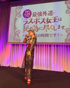 Fairouz Ai Instagram - 🌹🌹🌹🌹

TVアニメ「悲劇の元凶となる最強外道ラスボス女王は民の為に尽くします。」～民よ、宴の時間です！～
ご来場いただいたフリージア王国民の皆様、本当にありがとうございました〜🖤
皆さんのファッションやたくさんの笑顔から、ラス為が本当に大好きなんだという気持ちがたくさん伝わってきましたし、何よりプライドのことをすっごく愛してくれてるのが伝わって来て、本当に本当に嬉しかったです！

今後とも、アニメも原作もぜひ楽しんでくださいね！

今日の衣装は、動物から天使・エルフまで、いろんな生き物が描かれているゴージャスなセットアップでした✨
こういう絵画モチーフ大好き！
憧れのティアラも👑

#fairouzai
#ファイルーズあい