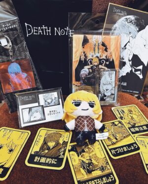 Fairouz Ai Instagram - 大好きな『デスノート展』に行ってきた！！
中学からずっと好きだったんだけど、展示を見てたら当時の熱量とか情景が浮かんできて、好きすぎて苦しくなった🥲デスノは間違いなく自分を形作ってくれた大切な作品の一つだし、メロはわたしにとって永遠のNo. 1です。原作愛を感じるフォトスポット(月の部屋、最終話のジオラマ、Lのモニター…etc)もいっぱいあって、原画の展示も本当に一枚一枚丁寧で、見ていると読み返したくなること間違いなしです！わたしも絶賛アニメ見返し始めました！
よく見るとニアの口元に修正入ってて「あ！ここの表情は最初は笑顔だったんだ！」とかそういう気付きもあって本当に感動です！！
努力家で自尊心の強いワイミーズ・ハウス時代のメロが本当に大好きだから、原画を見た時体が震えました。ずっと何度も同じページを開いたり模写してたメロが目の前に…言葉が出なかったです😭本当にメロが大好き
思春期にメロの真似してずっと板チョコ食べてたし、13巻はメロのページだけ開きすぎて何もしなくても勝手に開くくらい読んでました。
そして大切な、ニアの「二人ならLを越せる」のシーン…何度このセリフに救われたことか…原画で見ることができて、本当に感謝しかないです。
グッズも最高でした。この令和にメロのグッズが……😭🙏🏻
企画・開催してくださったすべての皆様、そして素晴らしい作品を生み出してくださった先生方、本当にありがとうございます！！
デスノート大好き！！🖤🖤🖤

#デスノート
#デスノート展
#ファイルーズあい