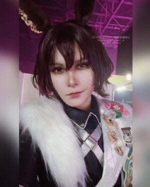 Fairouz Ai Instagram - #ウマ娘5th名古屋d2 へのご来場、配信のご視聴、ありがとうございました！
ゲーム・歌唱収録等はいつも1人で録るので、こうして作品を愛する皆さんの前に立ち、そしてシリウスシンボリを愛するたくさんのパピー達に直接会って対話することができて、本当に嬉しかったです！
ノリノリでコーレスしてくれてありがとう！🐶わんわん！
自分がこの場に立つことで、こんなにも喜んで、涙して、幸せを感じてもらえるんだということに、わたしの方が幸せな気持ちと活力をいただきました！この場所に連れてきてくれて、皆さんと引き合わせてくれたシリウスに感謝です🙏🏻

コスプレとかキャラメイクが大好きなので、彼女らしさが表現できるように色々と試行錯誤しながら、かつ楽しみながら準備をしました。
でも顔だけじゃなくてダンスや所作の一つ一つに『らしさ』が出なくては！と思ったので、ゲームのモーションを観察してみたり、ダンスの先生にアドバイスや指導をしてもらったり、たくさんの方のおかげで『声だけでなく身体で演じる』という素晴らしい体験ができました。先生方、ありがとうございました！！

ライブやイベントを通して自分のことを好きになってもらえるのも嬉しいけど、でもやっぱ何よりも、自分のパフォーマンスを通してキャラクターのことをもっと好きになってもらえることが1番嬉しい❤️‍🔥

そしてなんとマネージャーさんからフラスタの写真がたくさん送られてきて…こんなにもたくさんの方にシリウスが愛されていて嬉しくなりました。
決して少なくないお金と、大切なお時間やリソースを割いてまで愛を表現して伝えてくれて、本当にありがとうございます！シリウスも喜んでると思います。ご機嫌でパピーちゃん達にご褒美くれると思います。

またいつかあの舞台に立てるように、これからも研鑽を重ねて強くなります。
その時はまた、熱烈な「わん！！」をお願いします！

#ウマ娘
#シリウスシンボリ
#fairouzai
#ファイルーズあい