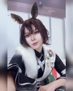 Fairouz Ai Instagram - #ウマ娘5th名古屋d2 へのご来場、配信のご視聴、ありがとうございました！
ゲーム・歌唱収録等はいつも1人で録るので、こうして作品を愛する皆さんの前に立ち、そしてシリウスシンボリを愛するたくさんのパピー達に直接会って対話することができて、本当に嬉しかったです！
ノリノリでコーレスしてくれてありがとう！🐶わんわん！
自分がこの場に立つことで、こんなにも喜んで、涙して、幸せを感じてもらえるんだということに、わたしの方が幸せな気持ちと活力をいただきました！この場所に連れてきてくれて、皆さんと引き合わせてくれたシリウスに感謝です🙏🏻

コスプレとかキャラメイクが大好きなので、彼女らしさが表現できるように色々と試行錯誤しながら、かつ楽しみながら準備をしました。
でも顔だけじゃなくてダンスや所作の一つ一つに『らしさ』が出なくては！と思ったので、ゲームのモーションを観察してみたり、ダンスの先生にアドバイスや指導をしてもらったり、たくさんの方のおかげで『声だけでなく身体で演じる』という素晴らしい体験ができました。先生方、ありがとうございました！！

ライブやイベントを通して自分のことを好きになってもらえるのも嬉しいけど、でもやっぱ何よりも、自分のパフォーマンスを通してキャラクターのことをもっと好きになってもらえることが1番嬉しい❤️‍🔥

そしてなんとマネージャーさんからフラスタの写真がたくさん送られてきて…こんなにもたくさんの方にシリウスが愛されていて嬉しくなりました。
決して少なくないお金と、大切なお時間やリソースを割いてまで愛を表現して伝えてくれて、本当にありがとうございます！シリウスも喜んでると思います。ご機嫌でパピーちゃん達にご褒美くれると思います。

またいつかあの舞台に立てるように、これからも研鑽を重ねて強くなります。
その時はまた、熱烈な「わん！！」をお願いします！

#ウマ娘
#シリウスシンボリ
#fairouzai
#ファイルーズあい