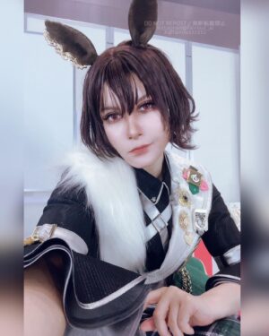 Fairouz Ai Instagram - #ウマ娘5th名古屋d2 へのご来場、配信のご視聴、ありがとうございました！
ゲーム・歌唱収録等はいつも1人で録るので、こうして作品を愛する皆さんの前に立ち、そしてシリウスシンボリを愛するたくさんのパピー達に直接会って対話することができて、本当に嬉しかったです！
ノリノリでコーレスしてくれてありがとう！🐶わんわん！
自分がこの場に立つことで、こんなにも喜んで、涙して、幸せを感じてもらえるんだということに、わたしの方が幸せな気持ちと活力をいただきました！この場所に連れてきてくれて、皆さんと引き合わせてくれたシリウスに感謝です🙏🏻

コスプレとかキャラメイクが大好きなので、彼女らしさが表現できるように色々と試行錯誤しながら、かつ楽しみながら準備をしました。
でも顔だけじゃなくてダンスや所作の一つ一つに『らしさ』が出なくては！と思ったので、ゲームのモーションを観察してみたり、ダンスの先生にアドバイスや指導をしてもらったり、たくさんの方のおかげで『声だけでなく身体で演じる』という素晴らしい体験ができました。先生方、ありがとうございました！！

ライブやイベントを通して自分のことを好きになってもらえるのも嬉しいけど、でもやっぱ何よりも、自分のパフォーマンスを通してキャラクターのことをもっと好きになってもらえることが1番嬉しい❤️‍🔥

そしてなんとマネージャーさんからフラスタの写真がたくさん送られてきて…こんなにもたくさんの方にシリウスが愛されていて嬉しくなりました。
決して少なくないお金と、大切なお時間やリソースを割いてまで愛を表現して伝えてくれて、本当にありがとうございます！シリウスも喜んでると思います。ご機嫌でパピーちゃん達にご褒美くれると思います。

またいつかあの舞台に立てるように、これからも研鑽を重ねて強くなります。
その時はまた、熱烈な「わん！！」をお願いします！

#ウマ娘
#シリウスシンボリ
#fairouzai
#ファイルーズあい