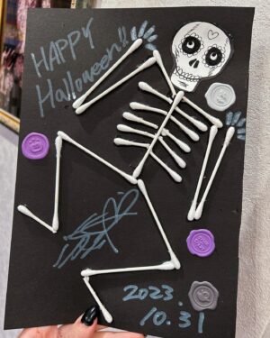Fairouz Ai Instagram - 邪悪なみんな〜〜〜！！
ハロウィンインスタライブに来てくれて本当にありがとう〜〜！！🎃💜
みんなと一緒に綿棒スケルトン作れて楽しかったよ！ぜひ #ファイルーズ展 で投稿してね💀🖤

アーカイブも期間限定で残すので、ぜひ観てね〜！！
明日早いから今日はもう化粧落として棺桶で寝ます！明日以降で巡回するね！
おやすみ！！
良い悪夢を🖤
#fairouzai
#ファイルーズあい