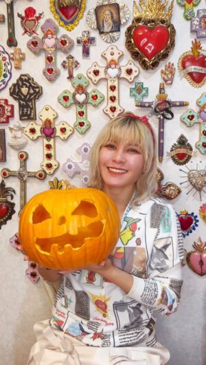 Fairouz Ai Instagram - お家でジャック・オ・ランタンを作ったよ〜🎃
めちゃくちゃ力のいる作業だったからしかめっつらしてるけど本当に楽しかった！！

いよいよ明日はハロウィンインスタライブ！！
みんなで素敵な悪夢を見ようね〜💜

#halloween 
#fairouzai
#ファイルーズあい