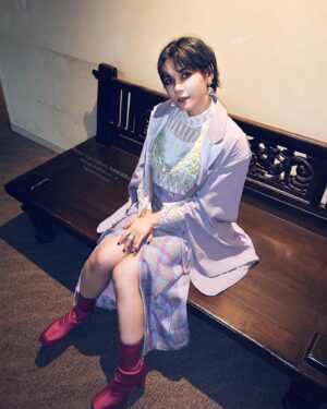 Fairouz Ai Instagram - Netflix『 #ポケモンコンシェルジュ 』プレミアム試写会へのご来場、誠にありがとうございました！
コダックかわいい！
衣装は偶然にもわたしの推しポケモン・コラッタのカラーでした🐭💜
たくさんの癒しと温もりに溢れたこの作品、12月28日から配信です！観てね！
(誤字のため再投稿です🙇🏼‍♀️)

#fairouzai
#ファイルーズあい