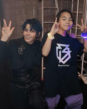Fairouz Ai Instagram - 昨日は #バンスクAOA ありがとうございました〜！！
ダンサーさんと一緒に2人で一体となってキャラクターを表現するっていうのが初めての体験で、すっごくすっごく楽しかったです！！
いつもライブ前は考えることや、やらなくてはいけないことで頭がいっぱいになって余裕がなくなるのですが、キッズダンサーさん達の練習動画を見ていたら、「この子達がこんなに頑張ってくれてるのにわたしがこんなんでどうする！！ついていけるように頑張らなきゃ！！」って思えて、たくさんモチベーションをもらいました🙏🏻🥲
それぞれ個性が光ってて目が離せなかったし、まだ子供なのに皆とてもプロ意識が高くて尊敬しました。

太陽役の林澄一 @toitoi1126 くん☀️
まさに「太陽」！！圧倒的なパフォーマンス力とリーダーの風格があって、礼儀正しくて謙虚で挨拶もきちんと目を見てできるとっても良い子です！🙏🏻後ろ姿のオーラがすごかった…！つい目で追ってしまう存在感！！
いっぱい話しかけてくれてありがとう！！

草太役の樋口渚夏　@natsunattsu2014 くん🐶
とっても素直で明るくてわんぱくで、身体全部を、髪の毛の一本一本まで使って踊ってた！！
みんなからたくさん愛されていて、周りの人を笑顔にしてくれる✨
ダンス中に後ろ向いて目が合った時「ニコッ」ってしてくれて嬉しかったよ☺️
エネルギーと元気のかたまり！

蓮役の東龍太朗　@ryutarobomber くん👹
ダンスのスタイルがまた一味違くてめちゃくちゃかっこいい！！喧嘩にルーツを持つジャンルだとか…蓮は引っ込み思案な子だけど本当は強いポテンシャルを秘めてて、その内面の部分をすごく魅力的に表現してくれてました！

優一郎役の五十嵐翼 @123tsubasa123 くん📘
コミュ力高くて自分から色んな人に声かけてて「すげぇ！！」って思ったと同時に、あまりにもオタクすぎて同年代のオタクと会話してるのかと思った。
とにかく知識量が半端なくてめちゃくちゃ大人でした。
ダンスのしなやかさと回転の美しさに魅入って歌うの忘れそうになった😂

誉役の藤野羽洋 @umi_oceanstyle くん🐺
所作の一つ一つが誉そのものだった…！！めちゃくちゃキャラクターのこと研究して、それをダンスに落とし込んでくれたんだなぁというのが伝わってきました✨
踊ってる時は誉らしくシニカルな感じで、楽屋ではとても礼儀正しくてみんなをフォローしてくれるお兄ちゃんでした🙌🏻

星桜役の内村碧海 @aqua_0509 くん🦄
かっこよさと可愛さが融合した、メリハリのあるダンスとパフォーマンスが最高だった！！
ブレイクダンスほんとすごすぎて、会場の人達みんなが息を呑む音が聞こえた🫢
髪色もキャラクターに寄せてくれて、すっごく愛を感じた🥹

そして…
一緒に藤井エルヴィスを作り上げてくれた、今野朝陽 @asahi_dance.0111 くん！！🇬🇭
最高だったよーーーーー！！！
エルヴィスそのものだった。その場にエルヴィスがいた。
レッスン映像の時からそうだったけど、とにかくずっと笑顔で踊ってくれていて、心の底からダンスを愛して楽しんでいる姿にすごく胸を打たれました。
人を笑顔にするダンスって、こういうことなんだな…エルヴィスが言ってたのってこの事なんだなと気付かされて、これから先の収録の時にとても良い影響を与えてくれる気がしました！！
ダンスのキレの良さ…凄すぎない…？
動き速すぎて残像が見えたし、途中の片手逆立ちみたいなやつカッコ良すぎて、歌うの忘れそうになっちゃった。本当にすごい！！いっぱい努力したんだね。
そして、TO-Bの途中で音響トラブルで音が止まっちゃって、歌がズレ始めてしまった時、わたしのソロでなんとか修正しようと思って咄嗟に間隔をあけて歌ったにも関わらずすぐに反応して対応してくれて、その勘の良さ、プロ意識の高さに本当に救われました。
朝陽くんとエルヴィスを演じられて本当に良かった💜

会場ではたくさんのオーディエンスの皆さんに直接お会いできて、本当に嬉しかったです！！素敵なフラスタもありがとうございます💜💜💜💜💜
バルーンがいっぱいですっごくかわいい！！個人的にパープル大好きなので更に嬉しかったです！！エルヴィスも喜んでる！！

正直、音響トラブル等でいろいろとやりきれない部分もあり、不完全燃焼な所があります。

でも！！そこは！！！！！
いつか『2nd』が来ると信じて、その時に思いっきり燃焼(BURNS)させてやりましょう！！！
またみんなに会えるのを楽しみにしてるね！！

See you again💜

#ファイルーズあい
#fairouzai