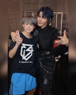 Fairouz Ai Instagram - 昨日は #バンスクAOA ありがとうございました〜！！
ダンサーさんと一緒に2人で一体となってキャラクターを表現するっていうのが初めての体験で、すっごくすっごく楽しかったです！！
いつもライブ前は考えることや、やらなくてはいけないことで頭がいっぱいになって余裕がなくなるのですが、キッズダンサーさん達の練習動画を見ていたら、「この子達がこんなに頑張ってくれてるのにわたしがこんなんでどうする！！ついていけるように頑張らなきゃ！！」って思えて、たくさんモチベーションをもらいました🙏🏻🥲
それぞれ個性が光ってて目が離せなかったし、まだ子供なのに皆とてもプロ意識が高くて尊敬しました。

太陽役の林澄一 @toitoi1126 くん☀️
まさに「太陽」！！圧倒的なパフォーマンス力とリーダーの風格があって、礼儀正しくて謙虚で挨拶もきちんと目を見てできるとっても良い子です！🙏🏻後ろ姿のオーラがすごかった…！つい目で追ってしまう存在感！！
いっぱい話しかけてくれてありがとう！！

草太役の樋口渚夏　@natsunattsu2014 くん🐶
とっても素直で明るくてわんぱくで、身体全部を、髪の毛の一本一本まで使って踊ってた！！
みんなからたくさん愛されていて、周りの人を笑顔にしてくれる✨
ダンス中に後ろ向いて目が合った時「ニコッ」ってしてくれて嬉しかったよ☺️
エネルギーと元気のかたまり！

蓮役の東龍太朗　@ryutarobomber くん👹
ダンスのスタイルがまた一味違くてめちゃくちゃかっこいい！！喧嘩にルーツを持つジャンルだとか…蓮は引っ込み思案な子だけど本当は強いポテンシャルを秘めてて、その内面の部分をすごく魅力的に表現してくれてました！

優一郎役の五十嵐翼 @123tsubasa123 くん📘
コミュ力高くて自分から色んな人に声かけてて「すげぇ！！」って思ったと同時に、あまりにもオタクすぎて同年代のオタクと会話してるのかと思った。
とにかく知識量が半端なくてめちゃくちゃ大人でした。
ダンスのしなやかさと回転の美しさに魅入って歌うの忘れそうになった😂

誉役の藤野羽洋 @umi_oceanstyle くん🐺
所作の一つ一つが誉そのものだった…！！めちゃくちゃキャラクターのこと研究して、それをダンスに落とし込んでくれたんだなぁというのが伝わってきました✨
踊ってる時は誉らしくシニカルな感じで、楽屋ではとても礼儀正しくてみんなをフォローしてくれるお兄ちゃんでした🙌🏻

星桜役の内村碧海 @aqua_0509 くん🦄
かっこよさと可愛さが融合した、メリハリのあるダンスとパフォーマンスが最高だった！！
ブレイクダンスほんとすごすぎて、会場の人達みんなが息を呑む音が聞こえた🫢
髪色もキャラクターに寄せてくれて、すっごく愛を感じた🥹

そして…
一緒に藤井エルヴィスを作り上げてくれた、今野朝陽 @asahi_dance.0111 くん！！🇬🇭
最高だったよーーーーー！！！
エルヴィスそのものだった。その場にエルヴィスがいた。
レッスン映像の時からそうだったけど、とにかくずっと笑顔で踊ってくれていて、心の底からダンスを愛して楽しんでいる姿にすごく胸を打たれました。
人を笑顔にするダンスって、こういうことなんだな…エルヴィスが言ってたのってこの事なんだなと気付かされて、これから先の収録の時にとても良い影響を与えてくれる気がしました！！
ダンスのキレの良さ…凄すぎない…？
動き速すぎて残像が見えたし、途中の片手逆立ちみたいなやつカッコ良すぎて、歌うの忘れそうになっちゃった。本当にすごい！！いっぱい努力したんだね。
そして、TO-Bの途中で音響トラブルで音が止まっちゃって、歌がズレ始めてしまった時、わたしのソロでなんとか修正しようと思って咄嗟に間隔をあけて歌ったにも関わらずすぐに反応して対応してくれて、その勘の良さ、プロ意識の高さに本当に救われました。
朝陽くんとエルヴィスを演じられて本当に良かった💜

会場ではたくさんのオーディエンスの皆さんに直接お会いできて、本当に嬉しかったです！！素敵なフラスタもありがとうございます💜💜💜💜💜
バルーンがいっぱいですっごくかわいい！！個人的にパープル大好きなので更に嬉しかったです！！エルヴィスも喜んでる！！

正直、音響トラブル等でいろいろとやりきれない部分もあり、不完全燃焼な所があります。

でも！！そこは！！！！！
いつか『2nd』が来ると信じて、その時に思いっきり燃焼(BURNS)させてやりましょう！！！
またみんなに会えるのを楽しみにしてるね！！

See you again💜

#ファイルーズあい
#fairouzai