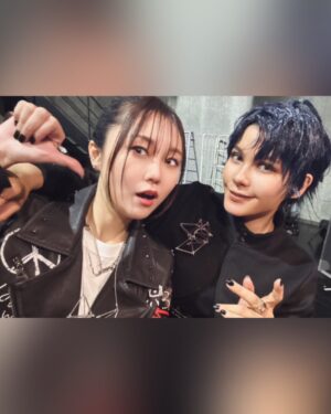 Fairouz Ai Instagram - 昨日は #バンスクAOA ありがとうございました〜！！
ダンサーさんと一緒に2人で一体となってキャラクターを表現するっていうのが初めての体験で、すっごくすっごく楽しかったです！！
いつもライブ前は考えることや、やらなくてはいけないことで頭がいっぱいになって余裕がなくなるのですが、キッズダンサーさん達の練習動画を見ていたら、「この子達がこんなに頑張ってくれてるのにわたしがこんなんでどうする！！ついていけるように頑張らなきゃ！！」って思えて、たくさんモチベーションをもらいました🙏🏻🥲
それぞれ個性が光ってて目が離せなかったし、まだ子供なのに皆とてもプロ意識が高くて尊敬しました。

太陽役の林澄一 @toitoi1126 くん☀️
まさに「太陽」！！圧倒的なパフォーマンス力とリーダーの風格があって、礼儀正しくて謙虚で挨拶もきちんと目を見てできるとっても良い子です！🙏🏻後ろ姿のオーラがすごかった…！つい目で追ってしまう存在感！！
いっぱい話しかけてくれてありがとう！！

草太役の樋口渚夏　@natsunattsu2014 くん🐶
とっても素直で明るくてわんぱくで、身体全部を、髪の毛の一本一本まで使って踊ってた！！
みんなからたくさん愛されていて、周りの人を笑顔にしてくれる✨
ダンス中に後ろ向いて目が合った時「ニコッ」ってしてくれて嬉しかったよ☺️
エネルギーと元気のかたまり！

蓮役の東龍太朗　@ryutarobomber くん👹
ダンスのスタイルがまた一味違くてめちゃくちゃかっこいい！！喧嘩にルーツを持つジャンルだとか…蓮は引っ込み思案な子だけど本当は強いポテンシャルを秘めてて、その内面の部分をすごく魅力的に表現してくれてました！

優一郎役の五十嵐翼 @123tsubasa123 くん📘
コミュ力高くて自分から色んな人に声かけてて「すげぇ！！」って思ったと同時に、あまりにもオタクすぎて同年代のオタクと会話してるのかと思った。
とにかく知識量が半端なくてめちゃくちゃ大人でした。
ダンスのしなやかさと回転の美しさに魅入って歌うの忘れそうになった😂

誉役の藤野羽洋 @umi_oceanstyle くん🐺
所作の一つ一つが誉そのものだった…！！めちゃくちゃキャラクターのこと研究して、それをダンスに落とし込んでくれたんだなぁというのが伝わってきました✨
踊ってる時は誉らしくシニカルな感じで、楽屋ではとても礼儀正しくてみんなをフォローしてくれるお兄ちゃんでした🙌🏻

星桜役の内村碧海 @aqua_0509 くん🦄
かっこよさと可愛さが融合した、メリハリのあるダンスとパフォーマンスが最高だった！！
ブレイクダンスほんとすごすぎて、会場の人達みんなが息を呑む音が聞こえた🫢
髪色もキャラクターに寄せてくれて、すっごく愛を感じた🥹

そして…
一緒に藤井エルヴィスを作り上げてくれた、今野朝陽 @asahi_dance.0111 くん！！🇬🇭
最高だったよーーーーー！！！
エルヴィスそのものだった。その場にエルヴィスがいた。
レッスン映像の時からそうだったけど、とにかくずっと笑顔で踊ってくれていて、心の底からダンスを愛して楽しんでいる姿にすごく胸を打たれました。
人を笑顔にするダンスって、こういうことなんだな…エルヴィスが言ってたのってこの事なんだなと気付かされて、これから先の収録の時にとても良い影響を与えてくれる気がしました！！
ダンスのキレの良さ…凄すぎない…？
動き速すぎて残像が見えたし、途中の片手逆立ちみたいなやつカッコ良すぎて、歌うの忘れそうになっちゃった。本当にすごい！！いっぱい努力したんだね。
そして、TO-Bの途中で音響トラブルで音が止まっちゃって、歌がズレ始めてしまった時、わたしのソロでなんとか修正しようと思って咄嗟に間隔をあけて歌ったにも関わらずすぐに反応して対応してくれて、その勘の良さ、プロ意識の高さに本当に救われました。
朝陽くんとエルヴィスを演じられて本当に良かった💜

会場ではたくさんのオーディエンスの皆さんに直接お会いできて、本当に嬉しかったです！！素敵なフラスタもありがとうございます💜💜💜💜💜
バルーンがいっぱいですっごくかわいい！！個人的にパープル大好きなので更に嬉しかったです！！エルヴィスも喜んでる！！

正直、音響トラブル等でいろいろとやりきれない部分もあり、不完全燃焼な所があります。

でも！！そこは！！！！！
いつか『2nd』が来ると信じて、その時に思いっきり燃焼(BURNS)させてやりましょう！！！
またみんなに会えるのを楽しみにしてるね！！

See you again💜

#ファイルーズあい
#fairouzai