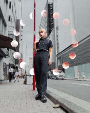 Fairouz Ai Instagram - ヴァニラ画廊で開催中の古屋兎丸先生の展示にお邪魔してきました！🙏🏻🖤🖤
本当に本当に「ライチ⭐︎光クラブ」が大好きでずっと青春なので、今回も先生にお会いできて、直接感想をお伝えできて嬉しすぎました😭
相変わらずの神対応でお話も楽しく、そして小学生のお子様の漫画がうますぎて……🙏🏻🙏🏻🙏🏻必見です！！

別室の描き下ろしコーナー、ずっっっっと見たかった構図がいっぱいで最高すぎて言葉を失いました
幸せを噛み締めてきました
ありがとうございます

コーデはライチ⭐︎光クラブへのリスペクトを込めて🖤

#古屋兎丸 
#古屋兎丸展 
#ライチ光クラブ 
#ファイルーズあい
#fairouzai