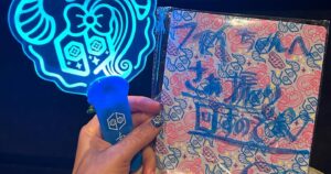 Fairouz Ai Instagram - 本日よりついに邪答院仄仄のソロ曲『おままごと』が公開されました〜〜！！💋💋💋

収録でアヴちゃんと初めましてでしたが、まさかのネックレスがお揃いで🥹🦋一気に意気投合！
収録中もわたしの喉を気遣ってハーブティーを差し入れしてくれたり、良いテイクが録れたら「最高〜〜‼️💙💙」とめちゃくちゃ盛り上げてくれて本当に楽しかったです❤️‍🔥🙋🏼‍♀️
わたしの中にまだ産まれていなかった仄仄のいろんな面をアヴちゃんが引き出してくれて、そのおかげで、今回の曲の中では使ったことのない色々な表現に挑戦することができました💋✨✨

招待してもらったぁゔちのライブも最高だった🙏🏻
ぜひ聴いてください！

#ヒプノシスマイク
#女王蜂
#アヴちゃん
#fairouzai
#ファイルーズあい