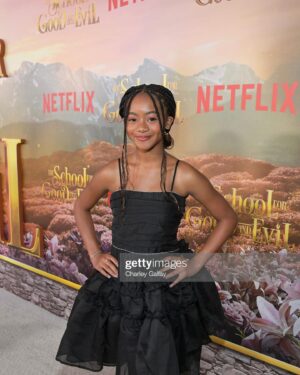 Faithe Herman Instagram - NETFLIX ….. The School For Good And Evil Premiere 🖤 w/my cousin #theschoolforgoodandevil 

MUA : @eeesencee
Hair: @ggs_hairextensions