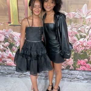 Faithe Herman Instagram - NETFLIX ….. The School For Good And Evil Premiere 🖤 w/my cousin #theschoolforgoodandevil 

MUA : @eeesencee
Hair: @ggs_hairextensions