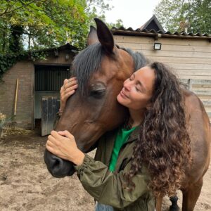 Fajah Lourens Instagram - 11 jaar geleden moest ik dit geweldige paard loslaten. Ik had geen geld meer om mijn paarden te onderhouden na de scheiding. Dit was een van de pijnlijkste gebeurtenissen uit mn leven die ik over de jaren langzaam wanneer ik het toeliet beetje voor beetje heb verwerkt. Ik durfde niet te bellen omdat ik bang was dat hij dood was. Gelukkig leeft hij nog en heb ik destijds een hele lieve nieuwe mama voor hem gevonden. Dankjewel Lieve @romyvaassen voor je lieve zorgen. Het koste me even om alles weer op te bouwen en nu pakt niemand dat ooit nog van me af. Mijn twee prachtige PRE jaarlingen zullen voor altijd aan mijn zijde zijn. Ik verheug me op ons Spanje avontuur en geniet van elke coaching sessie die ze geven. Zo zie je maar dat je altijd een keus hebt. Je kan jezelf uit elke situatie omhoog halen met de juiste #killermindset