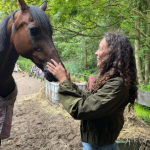 Fajah Lourens Instagram - 11 jaar geleden moest ik dit geweldige paard loslaten. Ik had geen geld meer om mijn paarden te onderhouden na de scheiding. Dit was een van de pijnlijkste gebeurtenissen uit mn leven die ik over de jaren langzaam wanneer ik het toeliet beetje voor beetje heb verwerkt. Ik durfde niet te bellen omdat ik bang was dat hij dood was. Gelukkig leeft hij nog en heb ik destijds een hele lieve nieuwe mama voor hem gevonden. Dankjewel Lieve @romyvaassen voor je lieve zorgen. Het koste me even om alles weer op te bouwen en nu pakt niemand dat ooit nog van me af. Mijn twee prachtige PRE jaarlingen zullen voor altijd aan mijn zijde zijn. Ik verheug me op ons Spanje avontuur en geniet van elke coaching sessie die ze geven. Zo zie je maar dat je altijd een keus hebt. Je kan jezelf uit elke situatie omhoog halen met de juiste #killermindset