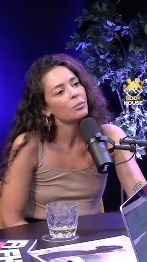 Fajah Lourens Instagram - Een paar maanden geleden was ik te gast bij de podcast van @fhm_nederland omdat ik als oma  op nummer 11 in de mooiste vrouwenlijst sta 😵. De podcast gaat over ondernemende vrouwen. Ik lijk misschien boos maar dat ben ik niet dat is gewoon mijn vuur 🔥