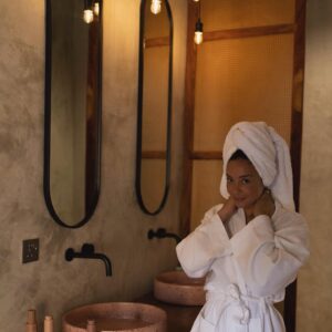 Fajah Lourens Instagram - Twee dagen voor vertrek boekte ik snel nog even een hotel. Ik boek meestal het verkeerde maar dit keer niet. Alsof het universum het hotel had ge boekt. Alcohol vrij, en net open. Ik was de eerste gast. Ik ben letterlijk op handen en voeten gedragen. Viel de wifi uit kreeg ik een telefoon kaart, had ik zin in pannekoeken werden ze voor mij ge bakken. Ik heb 12 mango's gegeten en de beste tonijn die ik ooit heb ge proeft. Vandaag vlieg ik terug en reken ik 196 dollar af voor 12 dagen top eten en de lekkerste smoothy's. Deze plek heeft me de rust gebracht die ik nodig had. Dankjewel @bezanzibar ik kan het oprecht aanraden #nospon