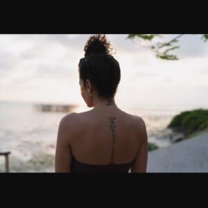 Fajah Lourens Instagram - Twee dagen voor vertrek boekte ik snel nog even een hotel. Ik boek meestal het verkeerde maar dit keer niet. Alsof het universum het hotel had ge boekt. Alcohol vrij, en net open. Ik was de eerste gast. Ik ben letterlijk op handen en voeten gedragen. Viel de wifi uit kreeg ik een telefoon kaart, had ik zin in pannekoeken werden ze voor mij ge bakken. Ik heb 12 mango's gegeten en de beste tonijn die ik ooit heb ge proeft. Vandaag vlieg ik terug en reken ik 196 dollar af voor 12 dagen top eten en de lekkerste smoothy's. Deze plek heeft me de rust gebracht die ik nodig had. Dankjewel @bezanzibar ik kan het oprecht aanraden #nospon