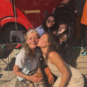 Fajah Lourens Instagram - LIEVE MAMA's en oma's geniet van moederdag. Zonder moeders is er niets helemaal niets. Ik ben zo trots dat ik het grootste gedeelte van mijn leven mama ben. Ik ben nog trotser dat ik oma ben. Vandaag ben ik trots op mezelf mijn lieve mama die op haar beurt ook alles heeft gedaan naar haar kunnen om de beste mama te zijn en het aller trotste op mijn dochter @iremlourens die de meest zorgzame is van ons alle drie ♥️