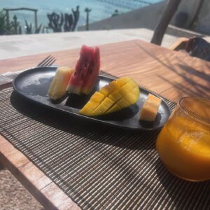 Fajah Lourens Instagram - Twee dagen voor vertrek boekte ik snel nog even een hotel. Ik boek meestal het verkeerde maar dit keer niet. Alsof het universum het hotel had ge boekt. Alcohol vrij, en net open. Ik was de eerste gast. Ik ben letterlijk op handen en voeten gedragen. Viel de wifi uit kreeg ik een telefoon kaart, had ik zin in pannekoeken werden ze voor mij ge bakken. Ik heb 12 mango's gegeten en de beste tonijn die ik ooit heb ge proeft. Vandaag vlieg ik terug en reken ik 196 dollar af voor 12 dagen top eten en de lekkerste smoothy's. Deze plek heeft me de rust gebracht die ik nodig had. Dankjewel @bezanzibar ik kan het oprecht aanraden #nospon