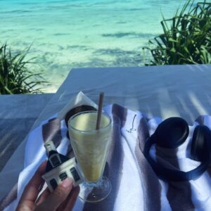 Fajah Lourens Instagram - Dat moment dat je je realiseert dat je een probleem hebt als je na drie dagen in je alcohol vrije resort je @klm huisje leeg gooit in je gezonde fruit shake.