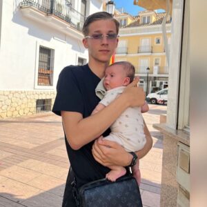 Fajah Lourens Instagram - Gefeliciteerd lieve kleine grote man.

Vandaag is jouw geboortedag en die kan ik me nog goed herinneren. 4230 gram en twee weken te laat geboren ik knapte zowat uit elkaar. Zo voel ik me soms nog wel eens als jij mijn spiegel van vurigheid bent om vervolgens zo trots te zijn op jou autonomie. Jij waait niet met winden mee, jij maakt je niet klein voor de ander, jij neemt waar en laat het daar.Jij bemoeit niet, jij roddelt nooit, jij masseert al mijn vriendinnen, je veroverd alle harten 🤦‍♀️Ik geniet van jouw pad  en ben benieuwd naar de toekomst. I love you ❤️ @shaiysurig2