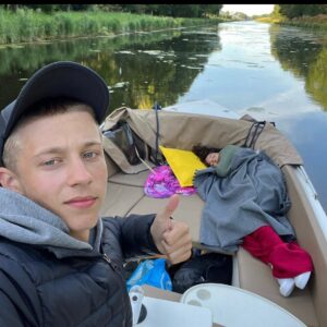 Fajah Lourens Instagram - Gefeliciteerd lieve kleine grote man.

Vandaag is jouw geboortedag en die kan ik me nog goed herinneren. 4230 gram en twee weken te laat geboren ik knapte zowat uit elkaar. Zo voel ik me soms nog wel eens als jij mijn spiegel van vurigheid bent om vervolgens zo trots te zijn op jou autonomie. Jij waait niet met winden mee, jij maakt je niet klein voor de ander, jij neemt waar en laat het daar.Jij bemoeit niet, jij roddelt nooit, jij masseert al mijn vriendinnen, je veroverd alle harten 🤦‍♀️Ik geniet van jouw pad  en ben benieuwd naar de toekomst. I love you ❤️ @shaiysurig2