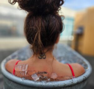 Fajah Lourens Instagram - Het ijsbad is een makkie vergeleken met een ademsessie. Dit is de tweede keer bij @renevalk.com_modules Vorige week 4 minuten, vandaag ruim 8 minuten. Tijdens de ademsessies gebeurt er zoveel waar ik bewust niet eerder bij kon. Vandaag ervaarde ik compassie en zag ik vergroot mijn eigen aandeel in mijn huidige situatie. Het is niet altijd makkelijk om door de pijn heen te bewegen, maar ik voel dat pijn de enige oplossing is voor de pijn. Ik ben super trots op mezelf dat ik mijn minder mooie kanten kan zien en dat ze er ook mogen zijn, dat ik ze voel en ervaar en niet wegloop voor deze ongemakkelijke gevoelens. Ademwerk is daar enorm eerlijk in. Ik kan niet weglopen. Het koude bad leert mij dat alles weer over gaat, rustig blijven ademhalen en dan komt na regen zonneschijn.#killermindset