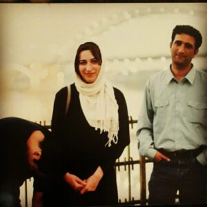 Falamak Joneydi Instagram - با عارف دوست سالهای دور، زیاد سفر رفتیم. شمال، خرمشهر، اهواز، مرز کردستان، سنندج، اصفهان، کرمانشاه...در کرمانشاه خانه ی پدری عارف ساکن شدیم. امروز حتی بیشتر از خود عارف چهره ی پدر و مادرش جلوی نظرم است و فکر می کنم آیا طاقتی این اندازه عظیم برای رنجشان اصلا می تواند وجود داشته باشد
