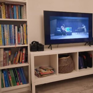 Falamak Joneydi Instagram - بیست هفته هر روزش رو شمردم تا قسمت بعدی آکتور چند روز مونده. هر قسمتش که تموم می‌شد  من و آیدین همینجور که به موزیک‌  پایانی سریال که اونم بی‌نظیر بود گوش می‌دادیم و تیتراژ بالا می‌رفت، سنگین و شمرده می‌گفتیم چقدر خوبه این آکتور، چقدرررر خوبه. 
دلم برای همه‌ی بازیگرهاش قنج می‌رفت، برای ایده‌های درخشان قصه، کارگردانی بی‌نظیر، روایت‌های امروزی  و نگاه انسانی به معضلات اجتماعی و ...
 برای اولین بار در زندگیم از تموم شدن یه سریال ایرانی غصه‌ام‌ گرفته و فقط هی دلم می‌خواد بگم چقدررررر خوبه این آکتور چقدرررر خوبه آخه