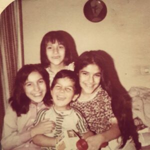 Falamak Joneydi Instagram - #آتش نشان
خیلی ساله که دیگه هیچی یادم نمی مونه. برای اینکه اسم محبوبترین نویسنده ی زندگیم یادم بیاد باید فکر کنم و اکثر اوقات مجبور می شم از آیدین بپرسم که اسم نویسنده ی محبوب من چیه.هیچ فیلمی، هیچ کتابی، هیچ هنرپیشه ای. نه اسم آدم ها یادم می مونه نه قیافه هاشون. نه جزییات اتفاق ها و در خیلی از موارد نه حتی خود اتفاق ها. انگار یه شب تو خواب، قرار من و حافظه ام این شد که هرکدوم بریم سی خودمون واینجوری لااقل من ساده تر زندگی کنم... و با وجود این من اون  بالرین سنگی پشت سرمون توی عکس رو خوب به خاطر دارم. من حس لمس کردن بلوز گلدار قهوه ای ژورژت فاریا رو که مامانم دوخته بود یادم میاد که چه کیفی داشت. من بلوز ارسطو با راه های سبزش و زبریش و اون دندون شیری پرستو که چطور افتاد رو یادمه.  ماشین آتش نشانی اسباب بازی ارسطو که ازش جدا نمی شد و کلاه آتش نشانی اش که همیشه سرش بود و آماده به خدمت رسانی،حی و حاضر تو ذهنمه، انقدری که وقتی خبر پلاسکو رو شنیدم اول از همه یاد ارسطو افتادم و عشقش به آتش نشان شدن. ارسطو وقتی این عکس رو می گرفتیم آتش نشان خونه ی ما بود و اونجور از ته دل می خندید. قلبم درد می گیره وقتی می دونم پسرای بعضی خانواده ها در بزرگسالی همچنان عاشق آتش نشان شدن بودن  و آتش نشان موندن و دیگه هرگز کسی در خانواده شون از ته دل نخواهد خندید.