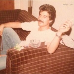 Falamak Joneydi Instagram - دورتون بگردم آقای مهرآوران.از وقتی این عکستون رو دیدم به آدمی که احتمالا روی مبل روبروتون نشسته بوده فکر می کنم  که چه حظی برده در کنار شما. می‌شناسمتون و می‌دونم می‌تونستین چقدر شیرین و متواضع و بانمک از زندگی و نمایش و رنج و سرخوشی براش حرف زده باشین، انقدر که  اون وسطها بلند شده باشه و  ذوق‌زده از این که زنده‌اس دلش خواسته باشه یه عکسی از اون لحظه‌ی شما بگیره. انصافا خوش به حالش... البته که خوش به حال همه‌ی ماهایی که شما رو شناختیم،چرا که ذات وجود  آدمی که شما هستین، ما رو به آدم‌ها و جهان خوشبین‌ کرده و دلخوش. مرسی و دوستتون دارم.