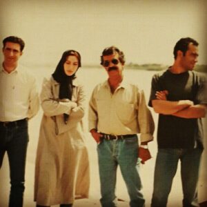 Falamak Joneydi Instagram - با عارف دوست سالهای دور، زیاد سفر رفتیم. شمال، خرمشهر، اهواز، مرز کردستان، سنندج، اصفهان، کرمانشاه...در کرمانشاه خانه ی پدری عارف ساکن شدیم. امروز حتی بیشتر از خود عارف چهره ی پدر و مادرش جلوی نظرم است و فکر می کنم آیا طاقتی این اندازه عظیم برای رنجشان اصلا می تواند وجود داشته باشد