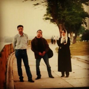 Falamak Joneydi Instagram - با عارف دوست سالهای دور، زیاد سفر رفتیم. شمال، خرمشهر، اهواز، مرز کردستان، سنندج، اصفهان، کرمانشاه...در کرمانشاه خانه ی پدری عارف ساکن شدیم. امروز حتی بیشتر از خود عارف چهره ی پدر و مادرش جلوی نظرم است و فکر می کنم آیا طاقتی این اندازه عظیم برای رنجشان اصلا می تواند وجود داشته باشد