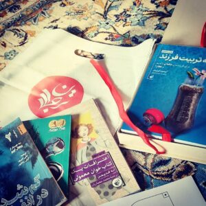 Falamak Joneydi Instagram - هدیه ترجمان رو به فال نیک می‌گیرم برای این روزها که دارم یه لیست از کتابهای نخوونده‌ی تازه منتشر شده تهیه می‌کنم. اگر در کتابهای  تازه منتشر شده پیشنهادی دارین نامش رو برام بنویسین لطفا لطفا