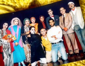 Falamak Joneydi Instagram - چند سال پیشتر بود که در تئاتر شام آخر به  نوشته و کارگردانی آقای آئیش عزیزم همه صف کشیده بودیم در پیشگاه مرگ و اون ما رو دونه دونه با صف برد. همه تو صفیم ولی حرصی می شم وقتی مرگ انقدر عجول شده و برای بردنمون انگار تئاتر رو گذاشته رو دور تند. 
بردن عارف و آقای رامز و خانم صابری در یک سال از اون کارهاست که مرگ باید از خودش خجالت بکشه