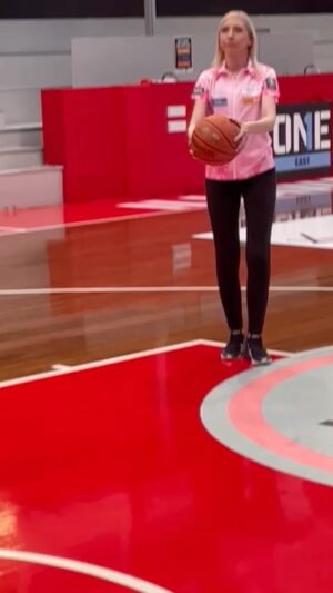 Fallon Sherrock Instagram - Not bad 🏀. Had a great afternoon with @illawarrahawks with Simon & James thank you for having us.