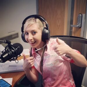 Fallon Sherrock Instagram - I’ll do comms this evening 🎧 😂😂