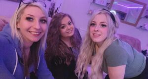 Fallon Sherrock Instagram - Why have one best friend when you can have two 🤳🏻💕 @darcie_abarth500 @harriieteve