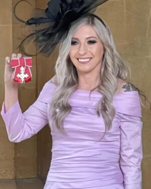 Fallon Sherrock Instagram - So proud today, for myself and DARTS… to meet the Prince of Wales and to receive the MBE from him..😍. Never been so nervous 😎. Thank you to everyone who has helped me get where I am. Very very happy x