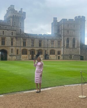Fallon Sherrock Instagram - So proud today, for myself and DARTS… to meet the Prince of Wales and to receive the MBE from him..😍. Never been so nervous 😎. Thank you to everyone who has helped me get where I am. Very very happy x