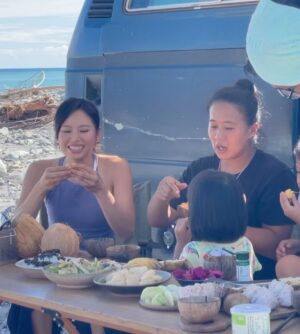 Fang Wu Instagram - 謝謝 #誰來晚餐

八坪迷你屋裡的富足
是我在這家人的笑容裡看見的
這樣的生活一直是我嚮往的遠方
和大自然為伍 
去一個沒有人會打擾的地方生活
雖然還是會有”現實”來敲門😂
但其實那天我們聊了好多好多
更多是關於捨棄和獲得
謝謝這家人在我的心裡種下了勇敢
可能哪天我就去遠方隱居了
不要覺得很意外

啊是說小朱招待的那個榴槤蜜還是波羅蜜超好吃！！
一直記不住名字…

#有個遠方