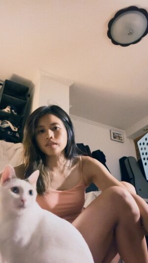 Fang Wu Instagram - 我沒穿褲子…請貓幫擋一下
只是臨時想要紀錄一下腦中的旋律…

回到家了，皮膚帶回了海邊的顏色
但膚況還是很棒
謝謝 @essenangeloclinic  @essenangelo_aquahair 
#水飛梭 乾淨清爽 水噹噹