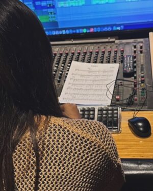 Fang Wu Instagram - 最近的生活長這樣
新單曲進度顯示為快完成階段！

昨天限動問了大家的感情煩惱，我想要幫你們把這些煩惱寫成歌，沒有想到收到超多刻苦銘心的故事，謝謝你們勇敢和我分享，還是這週四晚上十點，我們來直播將這些故事寫成歌要嗎？

𝟭．還是把錄音室打造成像家一樣，錄起來最對味
𝟮．她找到了新的主人，替她開心，不是貓，貓是大寶貝 不賣
𝟯．發問：有人可以做音樂可以不要盯螢幕一整天嗎
𝟰．沒事多倒立 強化血液循環 護眼強身
𝟱．沒事多吃蔬食 健康環保 愛地球不會便秘
