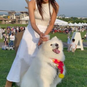 Fang Wu Instagram - 今日是難以控制的可愛
毛孩衣服跟我都是（自己說）
謝謝 #間諜家家酒野餐日 #西拉雅森活節 

是說在唱 #直到有人 的時候 
看到大家的眼神流露出爲我心疼的模樣
我很好！！別擔心🫶🏽
只是也想祝福你們 「找到比你更愛你的人」

今天唱歌給你聽
明天來台北世貿一館
🍜我和 #悅善廚 煮麵給你吃🍜

Pic3 Dress: @mougganofficial