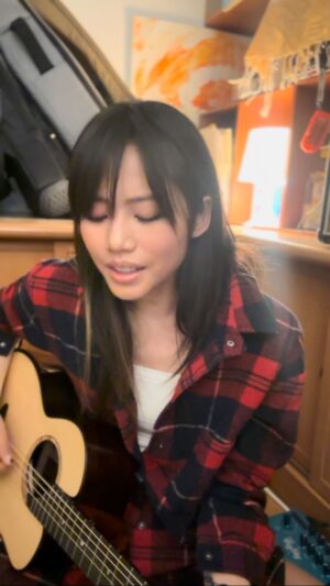Fang Wu Instagram - 台灣哎呦為什麼深夜了還這麼美
因為昨天在為新單曲拍攝!!!!!!對新單曲要來了
迎接新單曲之前
和你們預約3月21號晚上10點生日直播

然後昨天太美了捨不得卸妝
所以想要來挑戰一下這首歌
用空耳練韓文歌
這時候會覺得注音真的是很好用🤪

#IU #Lovewinsall #空耳 #吳汶芳 #孤獨的總和 #李知恩 #有個遠方#情人節快樂 #happyvalentinesday #白色情人節 #uaena