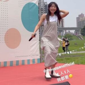 Fang Wu Instagram - 今日是難以控制的可愛
毛孩衣服跟我都是（自己說）
謝謝 #間諜家家酒野餐日 #西拉雅森活節 

是說在唱 #直到有人 的時候 
看到大家的眼神流露出爲我心疼的模樣
我很好！！別擔心🫶🏽
只是也想祝福你們 「找到比你更愛你的人」

今天唱歌給你聽
明天來台北世貿一館
🍜我和 #悅善廚 煮麵給你吃🍜

Pic3 Dress: @mougganofficial